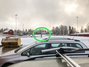 Lassalyckan Ulricehamn igår. Jag åkte lite med den inringade personen på bilden, som i princip enbart skejtar som skidträning.
