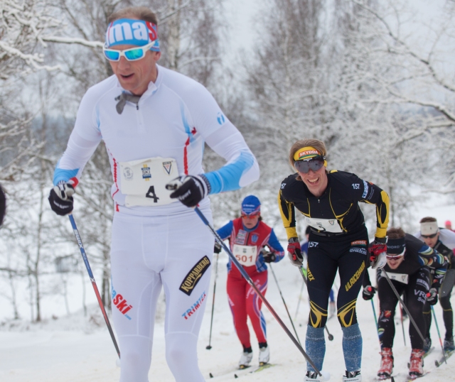 Oskar Svärd framför mig i Vreta Ski Maraton 2018. Foto: Mikael Johansson.