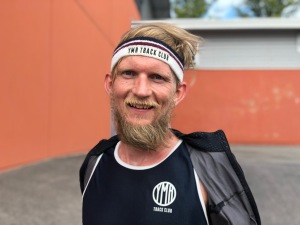 Peder Hallberg i Ymr Track Clubs löpkollektion. Snygg! Längdhopparen Peter Häggström ligger bakom detta märke.