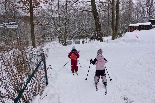 I torsdag åkte jag och barnen längdskidor från ytterdörren till skogen 250 meter bort. I ryggsäcken hade jag Astrids snowboard, så vi åkte till en slänt där hon åkte upp och ner. Så otroligt fint att se hur hon kämpar, har kul och till slut klarar längre och längre "backar".