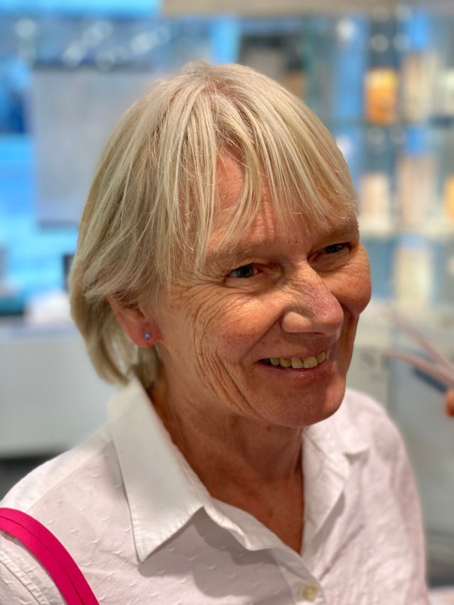 Min mor Lena Lindberg tog hål i öronen för första gången på sin 70-års-dag