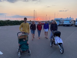 Solnedgång i Vejbystrands hamn. Rickard och Marika Bergengren på besök. De har stuga i Torekov som ligger 2 mil bort.