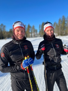 Falu Rödfärg i Vasaloppet. Här är deras elitteam med Kalle Westberg och Simon Andersson, aka Firma KJSA.